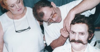 محمد صبحى يستعيد ذكريات مسلسل "فارس بلا جواد" بصور من تركيب الماسكات