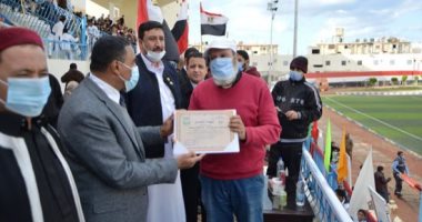 فوز فريق النجيلة بدورى مراكز الشباب.. ومحافظ مطروح يكافأهم بـ30 ألف جنيه