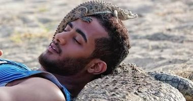 محمد رمضان يضع رأسه على ظهر تمساح من كواليس مسلسل "موسى".. صورة