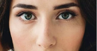 مكياج لتكثيف الرموش الخفيفة.. كلمة السر في رسم الآيرينر والماسكارا
