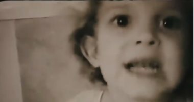 ميلى بوبى براون تحتفل بعيد ميلادها الـ17 بلقطات من طفولتها.. فيديو وصور