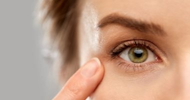 وصفات طبيعية للتخلص من تجاعيد الجفون.. مش هتحتاجى عمليات تجميل