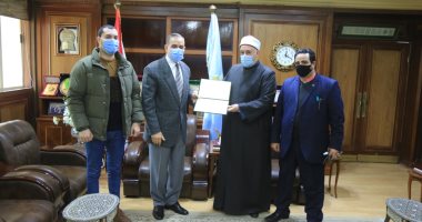 محافظ كفر الشيخ يكرم رئيس المنطقة الأزهرية لبلوغه سن المعاش.. صور