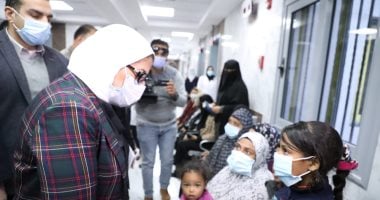 وزيرة الصحة تشرح للمنتفعين أهمية منظومة التأمين الصحى بالإسماعيلية.. صور