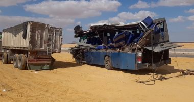 النيابة تعاين موقع حادث تصادم أتوبيس وسيارة نقل بالسويس.. صور