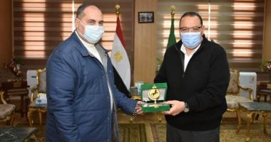 محافظ الشرقية يكرم مدير إدارة شئون الإنتاج لبلوغه السن القانونى للمعاش
