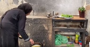 حكاية سيدة تكافح تحت المطر لإطعام أسرتها.. فى نشرة الظهيرة