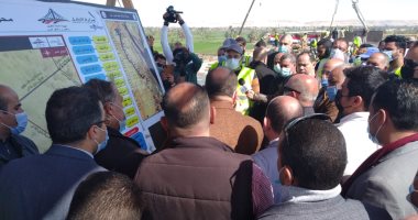 وزير النقل يتفقد محور ديروط العلوى بأسيوط.. فيديو وصور