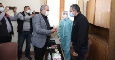 وزيرا السياحة والطيران يتفقدان موقع إجراء تحليل لـ PCR بالغردقة 