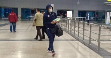 حلويات أشرف بن شرقي تخطف الأنظار فى مطار القاهرة قبل رحلة الزمالك للسنغال