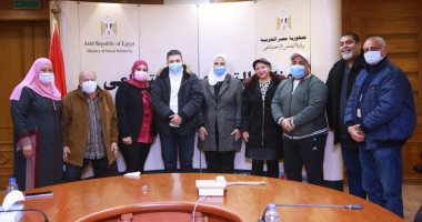 صور.. وزيرة التضامن تكرم بطل صعود جبل الجلالة متلازمة داون بالدراجة ومكافأة