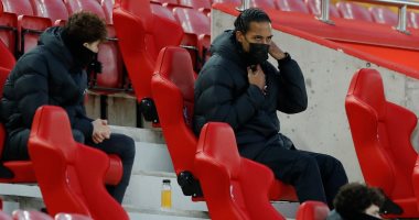 ليفربول ضد إيفرتون.. فان دايك يدعم الريدز من المدرجات.. صور