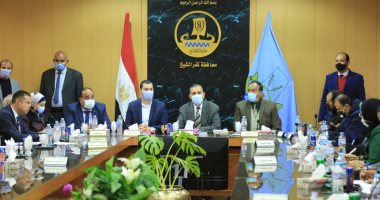محافظ كفر الشيخ يناقش خطة رفع كفاءة الطرق ورصف الشوارع الضيقة بالانترلوك