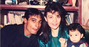 "أجمل إحساس".. أحمد عبد الله محمود يكشف صورة قديمة من الطفولة تجمعه بوالديه