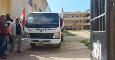 بدء نقل أهالى عقار كوم السقافة المائل إلى بشاير الخير.. صور