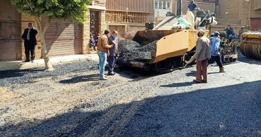 استمرار أعمال رصف الشوارع بمركز القوصية فى أسيوط.. صور