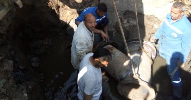بدء إصلاح كسر بخط طرد صرف صحى فى ميدان المديرية ببنى سويف.. صور