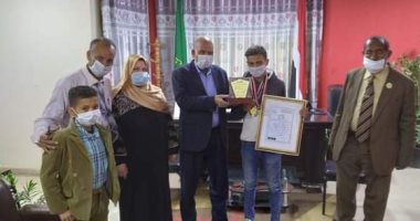 رئيس مدينة سمالوط يكرم الطالب الأول فى بطولة الجمهورية للكونج فو تحت السن 