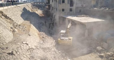 إزالة عقارات بالبساتين لتوسعة الطريق الدائرى بعد صرف التعويضات للسكان.. صور