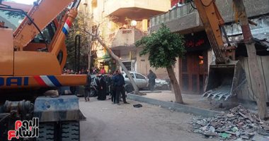 حى الدقى يواصل حملات إزالة التعديات بشارع سليمان جوهر.. صور