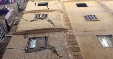 عقار آيل للسقوط يهدد حياة المواطنين فى الإسكندرية.. فيديو