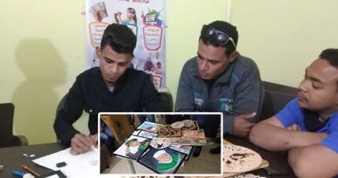 "الصورة مبتاخدش فى إيده غلوة".. طالب من ذوى الإعاقة السمعية بقنا يبدع فى الرسم وفن الأركت.. "حسين" ينجز لوحة فنية فريدة خلال دقائق.. التحق بـ"التربية النوعية".. ويتمنى إنشاء كلية للصم والبكم وزيادة نسبة الـ 5%