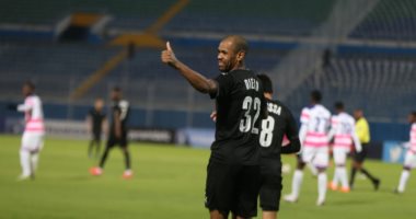 العشرات فى استاد الدفاع الجوى يهتفون: "أفريقيا يا بيراميدز"