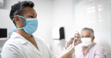 إعطاء لقاح كورونا لكبار السن أولا سينقذ المزيد من الأرواح.. دراسة تكشف 
