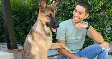 مينا مسعود يحتفل بيوم الحيوان الأليف بصورة مع كلبه.. ويعلق: "يستحقون حبنا"
