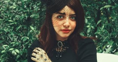عايشة زمن الهوانم.. نورهان بتصمم وتلبس إكسسوارات وفساتين باستايل الأربعينيات