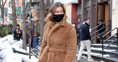 هايلى بالديون "قمة الأناقة" بين الثلوج في نيويورك بتوقيع Bottega Veneta 