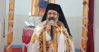مطران سوهاج للأقباط الكاثوليك يترأس صلوات درب الصليب بكنيسة سيدة الانتقال بجرجا