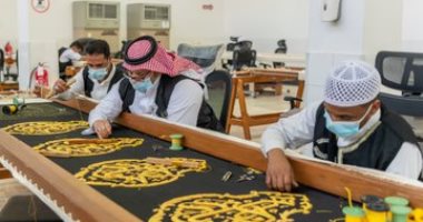 الكعبة تتزين بثوبها الجديد في غرة محرم.. قصة المحمل علامة موكب مصر نحو البيت الحرام.. رحلة كسوة الكعبة فى ألف عام.. تحفة فنية من الحرير والذهب والفضة..200 موظف ينسجون الثوب الأغلى في العالم بتكلفة 25 مليون ريال