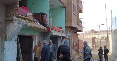 هدم منزل شنوان المحترق بسبب انفجار أسطوانة غاز وترميم عقارين مجاورين.. صور