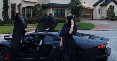 المليارديرة الصغيرة كايلى جينر فى إطلالات مشابهة لأسطول سياراتها
