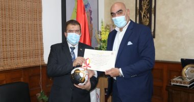 رئيس اليد يكرم شركة جنوب القاهرة للكهرباء لجهودها فى إنجاح المونديال