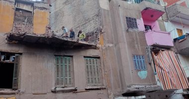 إزالة عقار قديم آيل للسقوط بدمنهور حفاظا على المواطنين والمنازل المجاورة 