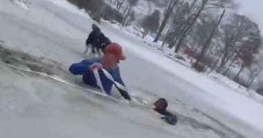 شهامة شابة.. تنقذ طفل صغير غرق فى بركة متجمدة بأمريكا.. فيديو وصور