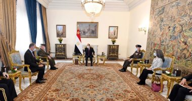 الرئيس السيسي يستقبل قائد القيادة المركزية الأمريكية.. ويؤكد التطلع لاستمرار تطوير التعاون الثنائى القائم فى جميع المجالات خاصة على الصعيد العسكرى.. كينيث ماكينزى يؤكد متانة العلاقات بين مصر والولايات المتحدة