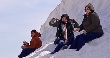جبل الملح فى بور فؤاد يتحول إلى مزار سياحى لهواة التزحلق.. صور وفيديو