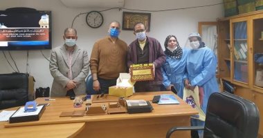 متعافى من كورونا يوزع الحلوى على الطاقم الطبى بمستشفى الغردقة العام.. صور