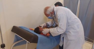 الكشف الطبى على 167 مواطنا بالحمروين في القصير ضمن قوافل "حياة كريمة".. صور