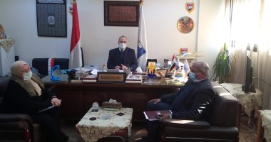 مدير تعليم القاهرة يناقش الإجراءات النهائية لامتحانات الترم الأول.. صور
