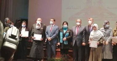 تكريم الطلاب المتميزين فى محو الأمية بجامعة عين شمس.. والجامعة تتحمل مصروفاتهم الدراسية