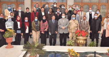 محافظ أسيوط يلتقى 50 شاباً وفتاة ويستعرض ملامح مبادرة تطوير الريف المصرى