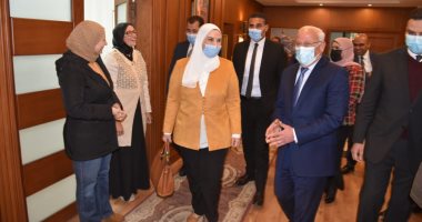 محافظ بورسعيد يوجه الشكر لوزيرة التضامن لجهودها داخل المحافظة.. صور