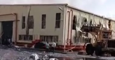 النار تلتهم مصنع مناديل المنوفية وتجدد الحريق وسط محاولات السيطرة عليه..لايف