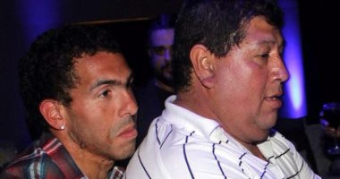 وفاة والد كارلوس تيفيز بالتبني بفيروس كورونا  