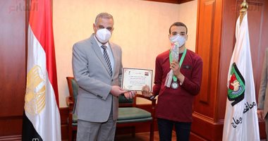 محافظ سوهاج يكرم لاعبين من ذوى الإعاقة فائزين بالمراكز الأولى ببطولة الجمهورية.. صور