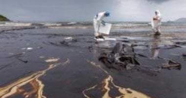 بقع قطران تجدد التوتر اللبنانى الإسرائيلى.. تسرب نفطى قبالة إسرائيل يصل شواطئ لبنان.. حسان دياب: أبلغنا "الطوارئ الدولية".. مختصون: كارثة بيئية تمتد آثارها عقودا.. وديلى تلجراف: إسرائيل تحظر النشر بشأن التسريب